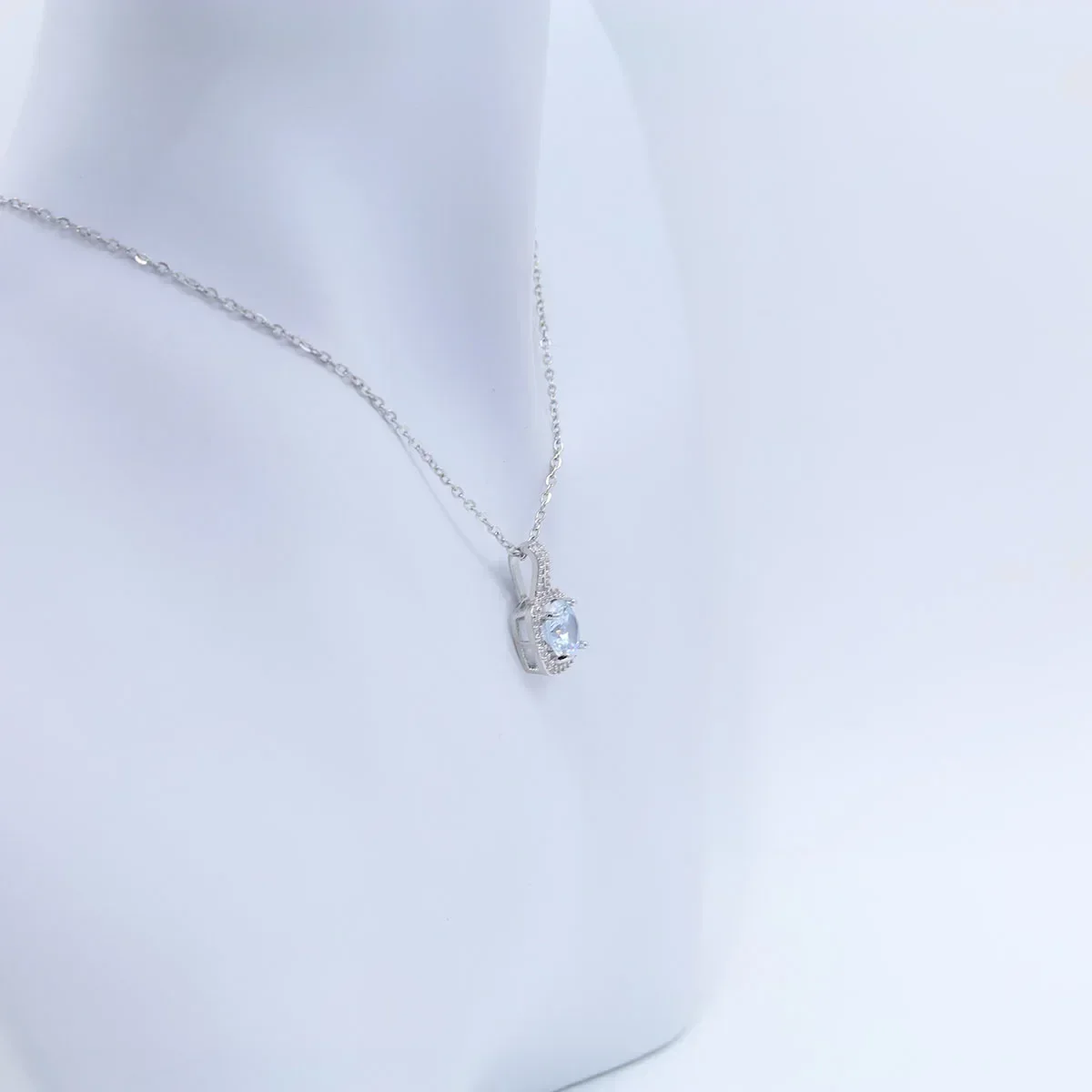 Ожерелье Halo с круглым кулоном-пасьянсом из искусственного бриллианта покрытием |