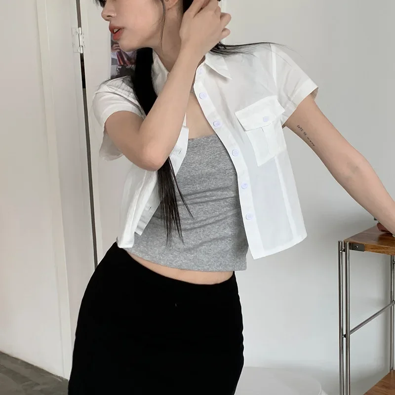 Хлопковая рубашка в консервативном стиле с двойным карманом и коротким рукавом