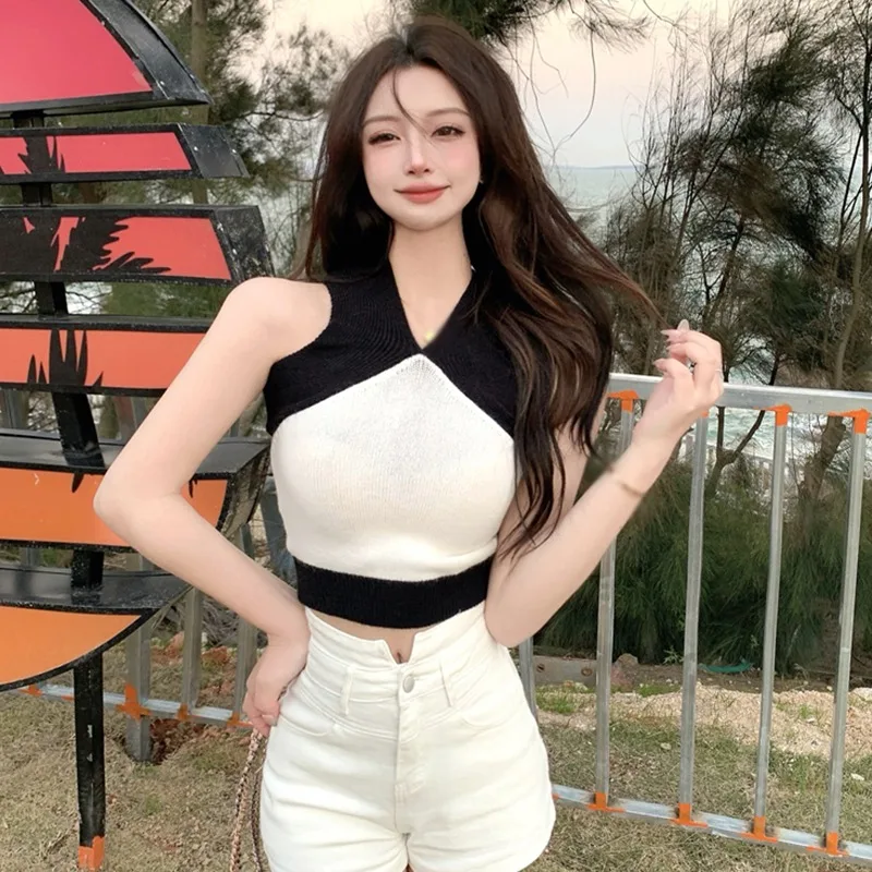 Топ женский трикотажный без рукавов с V-образным вырезом