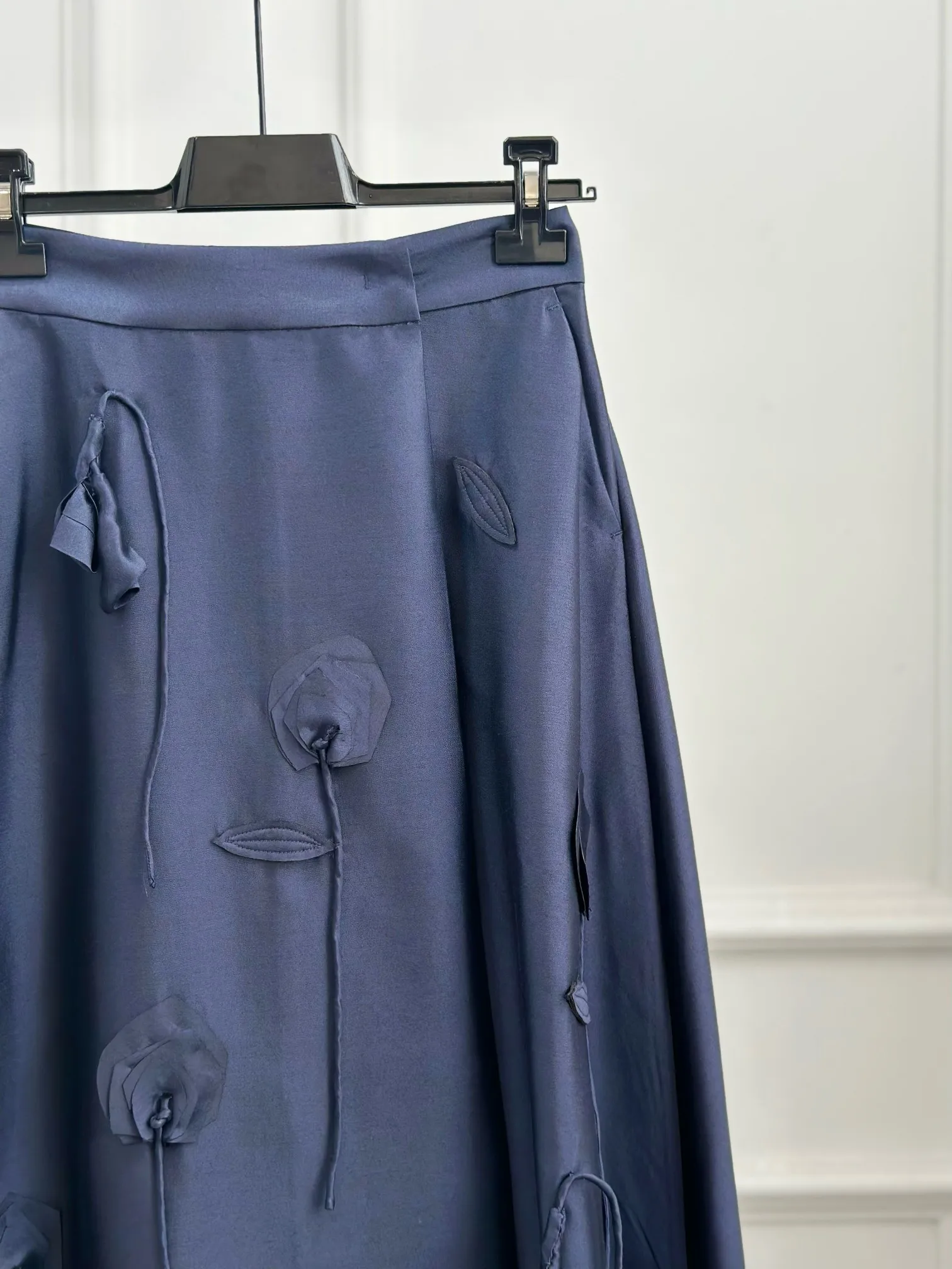 Рисунок 3 - Шелковая юбка, цветочное украшение