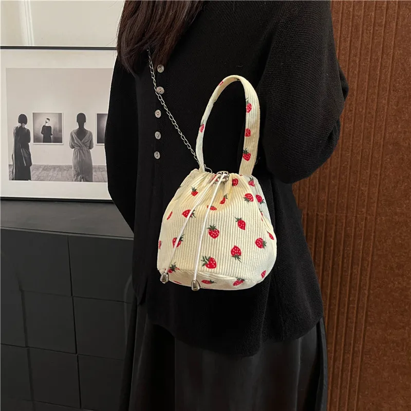 Женская вельветовая сумка-ведро с клубникой и ремешком-цепочкой модная сумка на