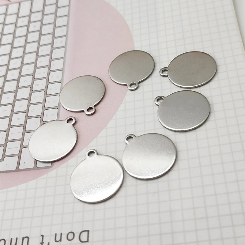 Все урны для домашних животных в нашем магазине имеют выгравированную вручную