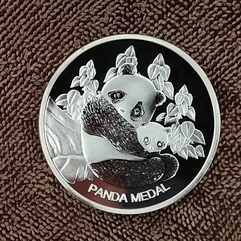 Памятная золотистая серебряная монета в виде панды