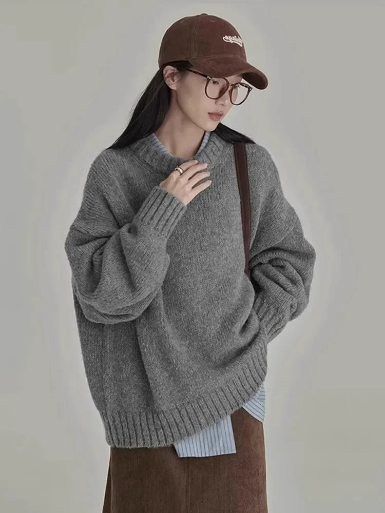 Женский трикотажный свитер с длинным рукавом серый однотонный простой пуловер