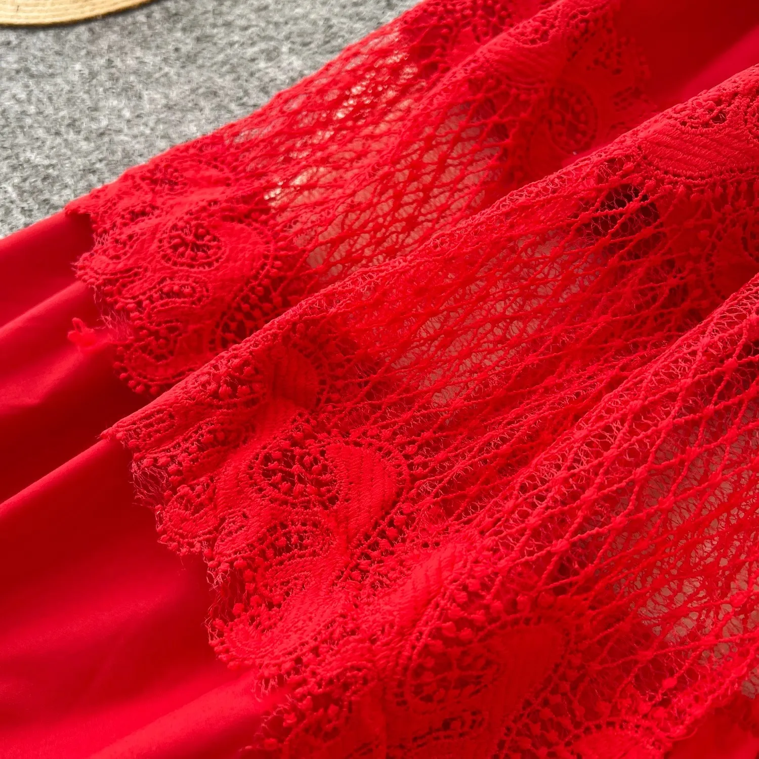 Женское модельное платье составного кроя Красное длинное с оборками и цветочной