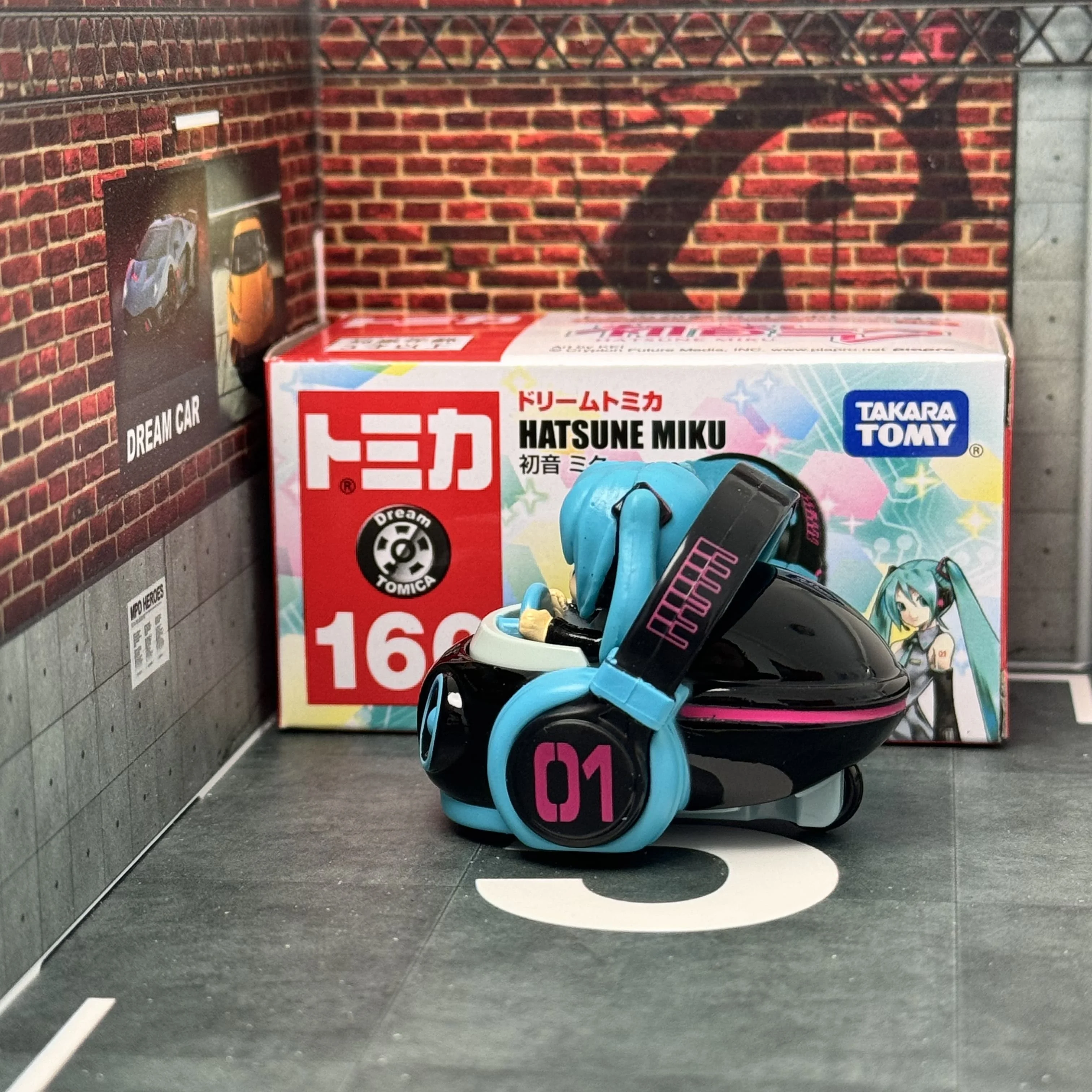 Фото Аутентичная мини-модель автомобиля Tomy Tomica Dream Tomica No.160 Hatsune Miku, литая под давлением металлическая модель серии, детские рождественские игрушки для мальчиков №2