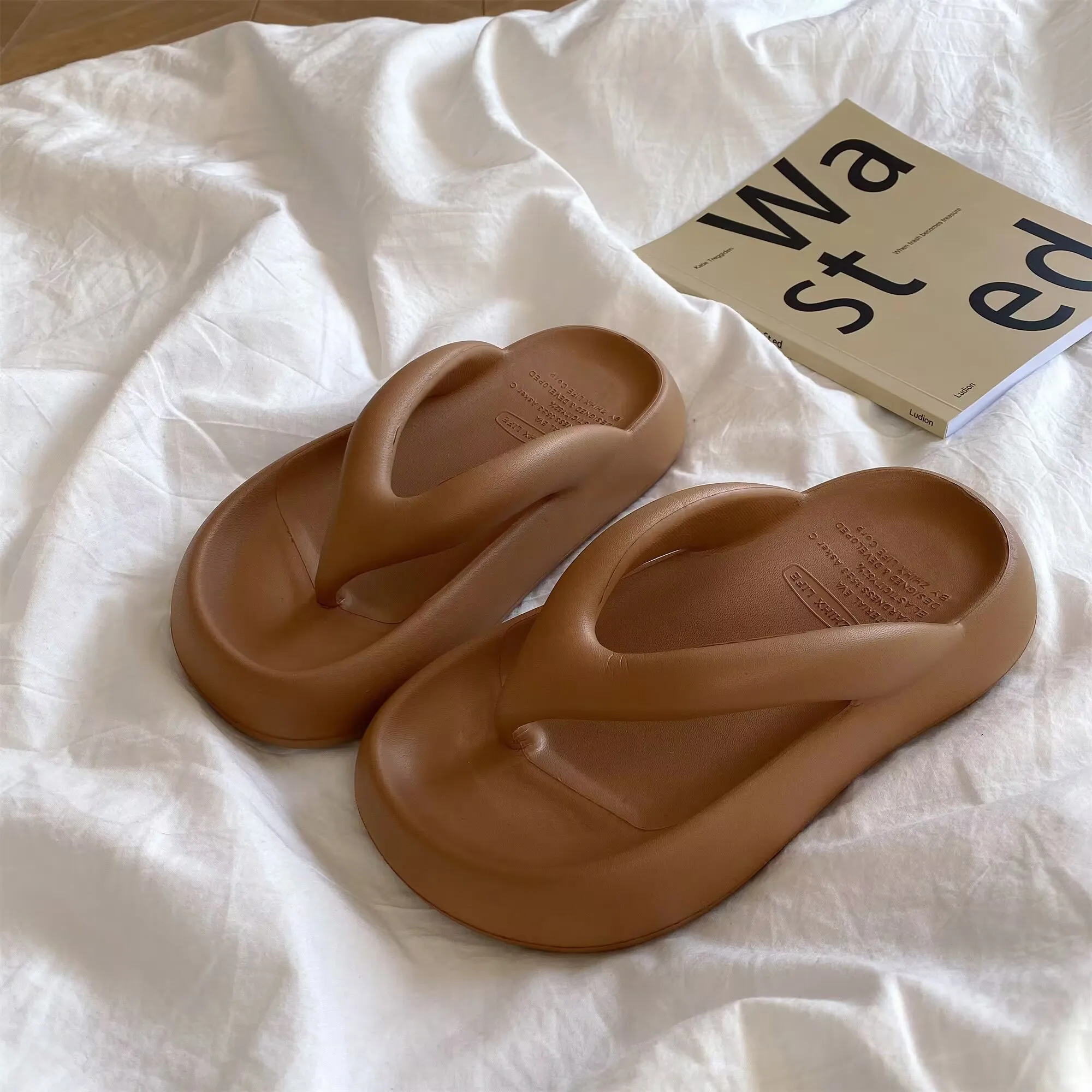 New ladies slippers thick-soled anti-slip ladies flip-flops summer beach sandals increase slippers indoor and outdoor.