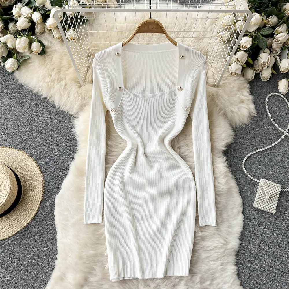 

Приталенное платье серого цвета с квадратным вырезом и юбкой на бедрах