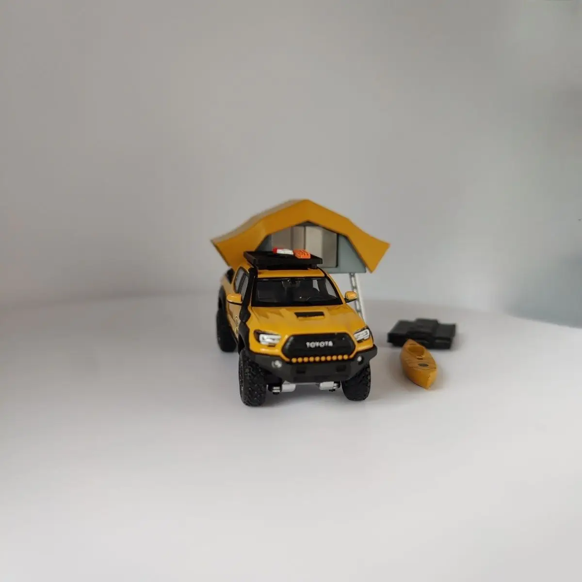 Руль переднего колеса GCD 1:64 для Toyota Tacoma Camel Cup окрашенная небольшая Коллекционная