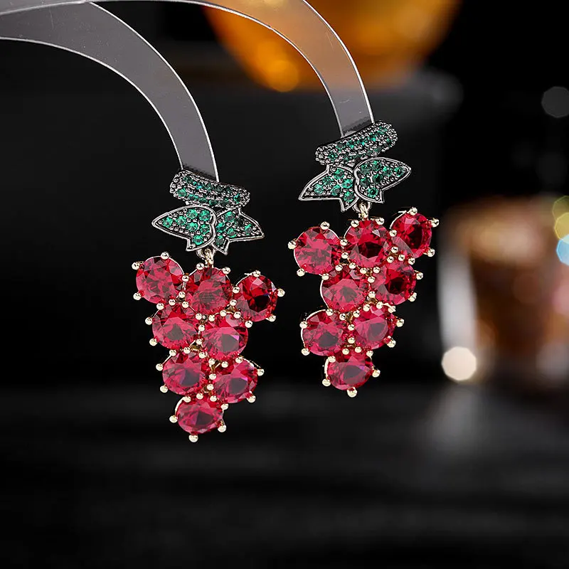 

Серьги-подвески женские с белыми, красными и фиолетовыми кристаллами