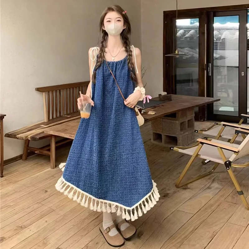 Женское платье средней длины из джинсовой ткани эффектное приталенное с