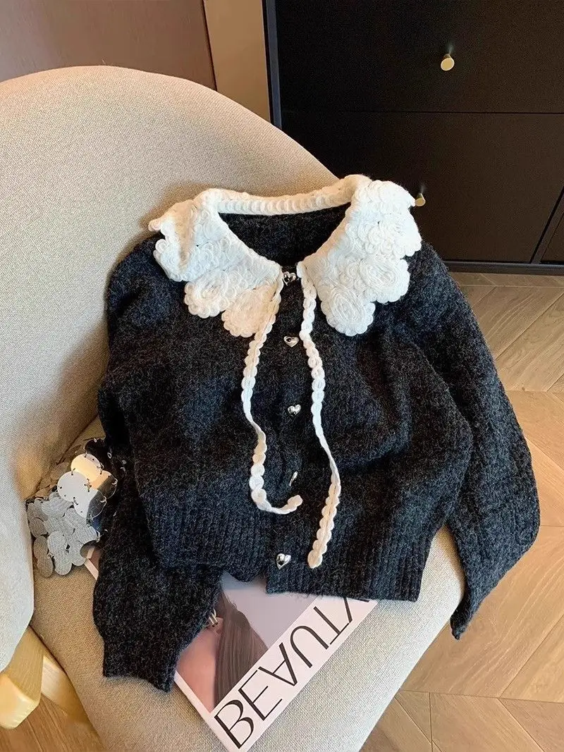 Вязаный кардиган контрастных цветов с воротником-куклой и галстуком шикарный