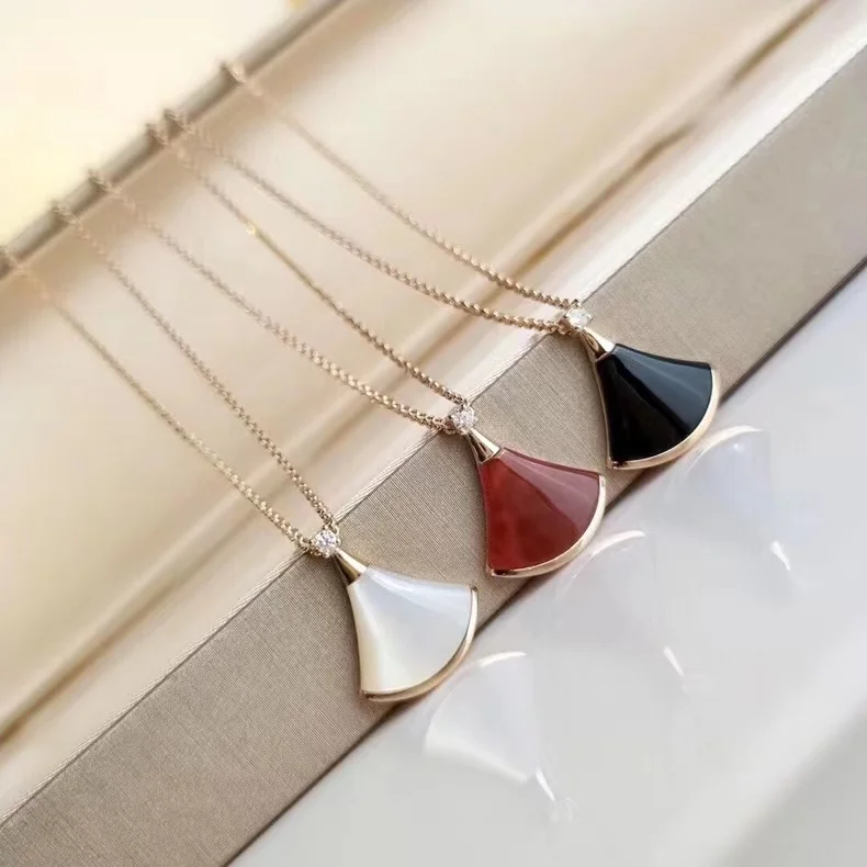 

925 Sterling Silver Carnelian Sector Necklace Fashion Diamonds Small Skirt Pendant Pendant European Famous Brand Luxury Jewelry