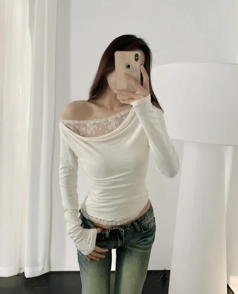 Женский топ с длинными рукавами и драпировкой на плечах кружевной деталью