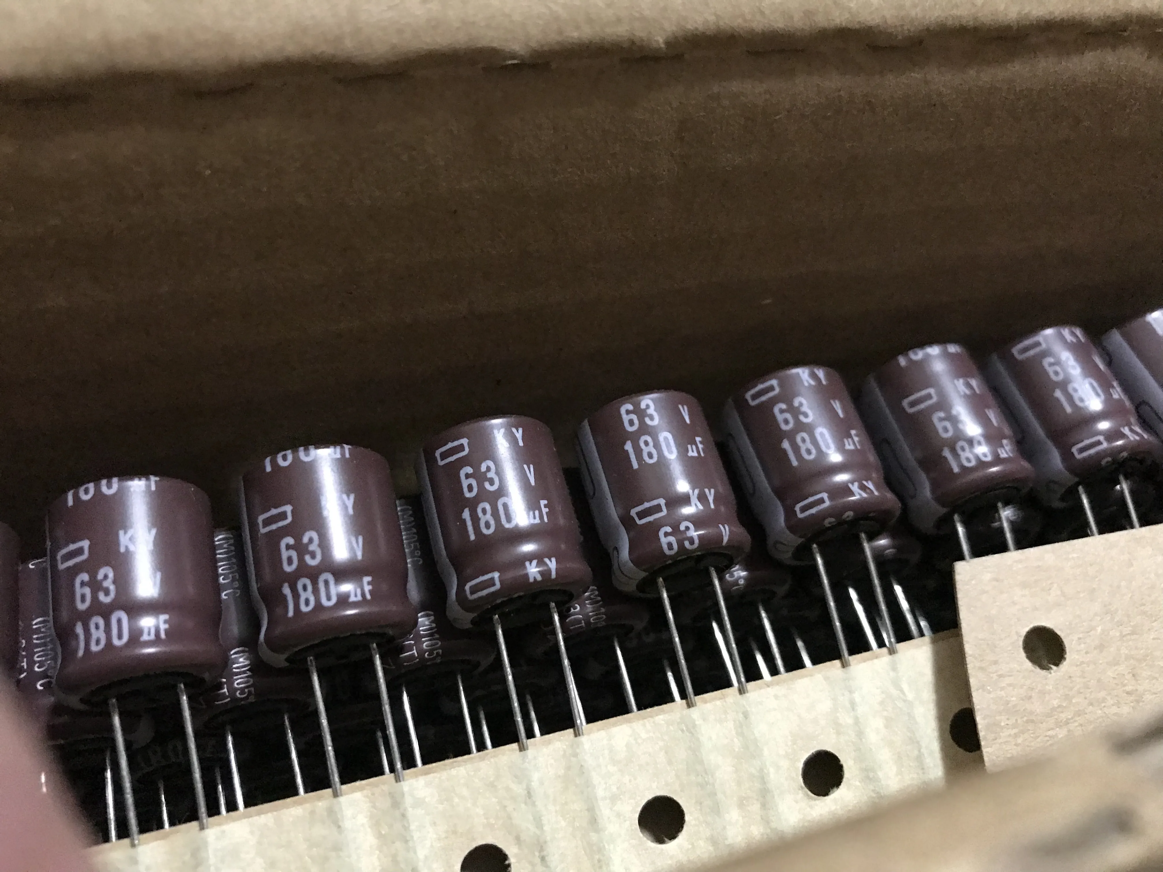 

NIPPON NCC серия KY 180 мкФ 63V 12,5x16 мм низкое сопротивление долгий срок службы 63V18 0 мкФ алюминиевый электролитический конденсатор