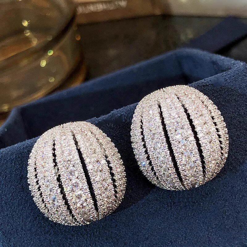 Фото Серьги-гвоздики Huitan Sparkling Half Ball с кубическим цирконием, модные универсальные серьги-гвоздики овальной формы, эффектные украшения для женщин №1