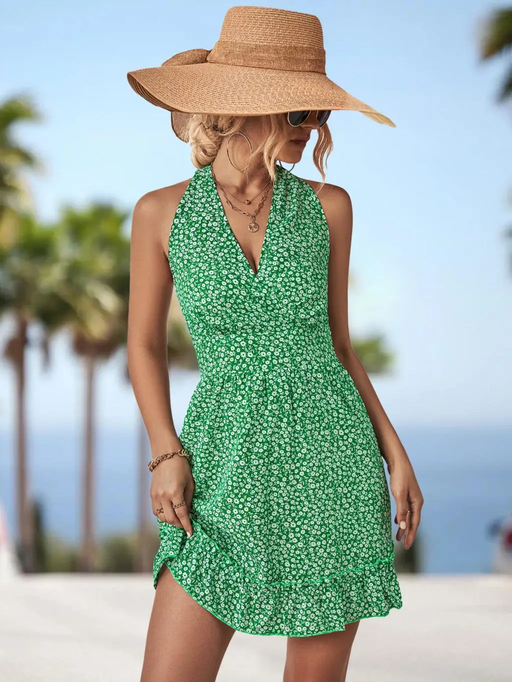 

Женское мини-платье с открытой спиной, цветочным принтом и воланом