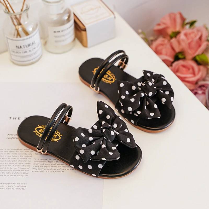 

Модные детские сандалии, летние тапочки принцессы для девочек, из мягкой искусственной кожи, милые уличные шлепанцы в горошек, с бантом, для ...