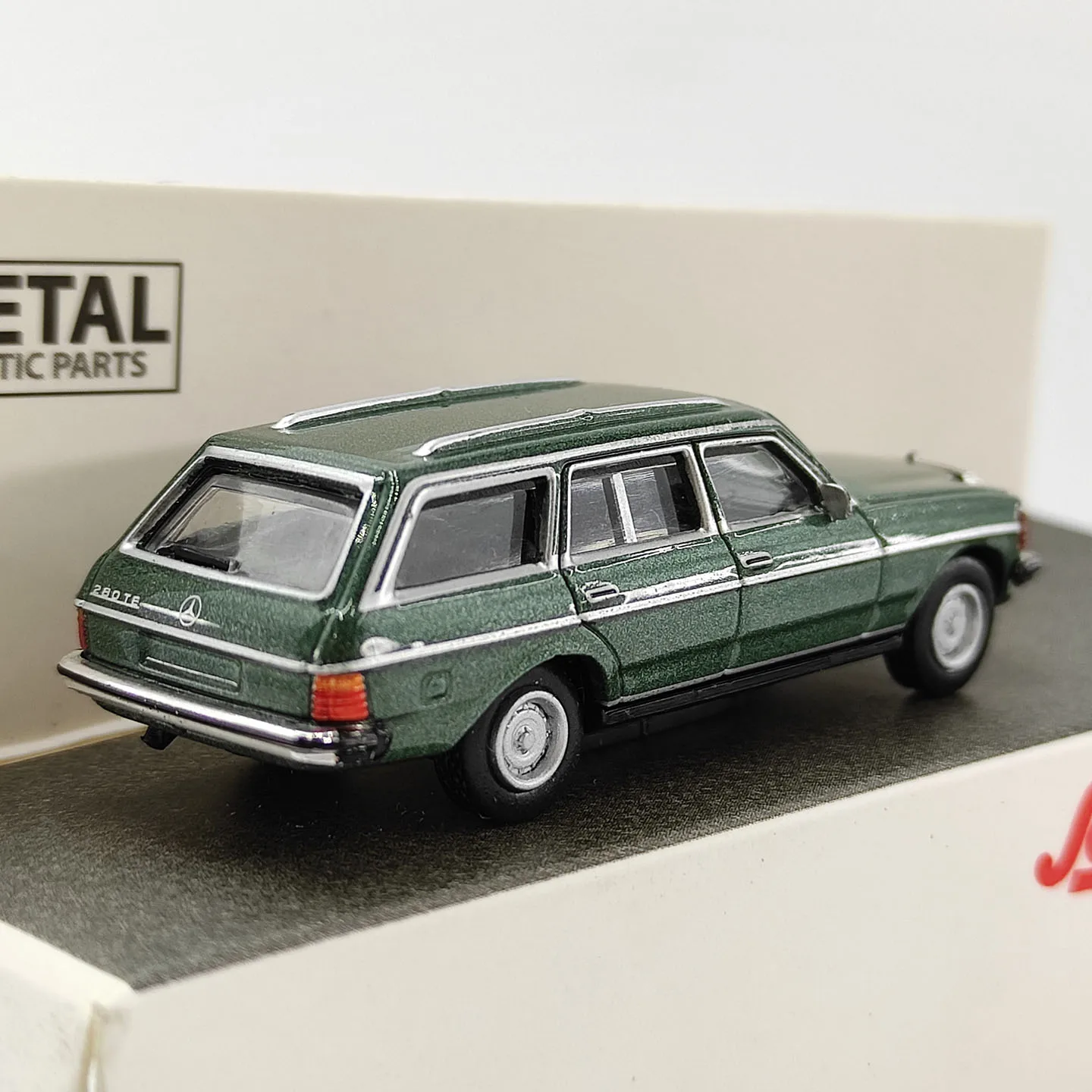 Фото Модель автомобиля Mercedes-Benz 280TE из литого металла, масштаб 1:87, зеленый цвет, бренд SCHUCO №3
