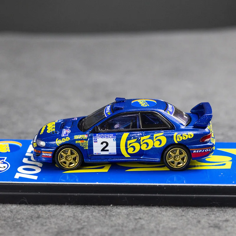 Модель автомобиля из окрашенного сплава FineWorks 1:64 Subaru WRX GC8 WRC с раллийной тематикой