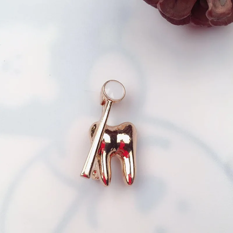 Брошь в форме стоматологического зеркала золотого цвета брошь-значок