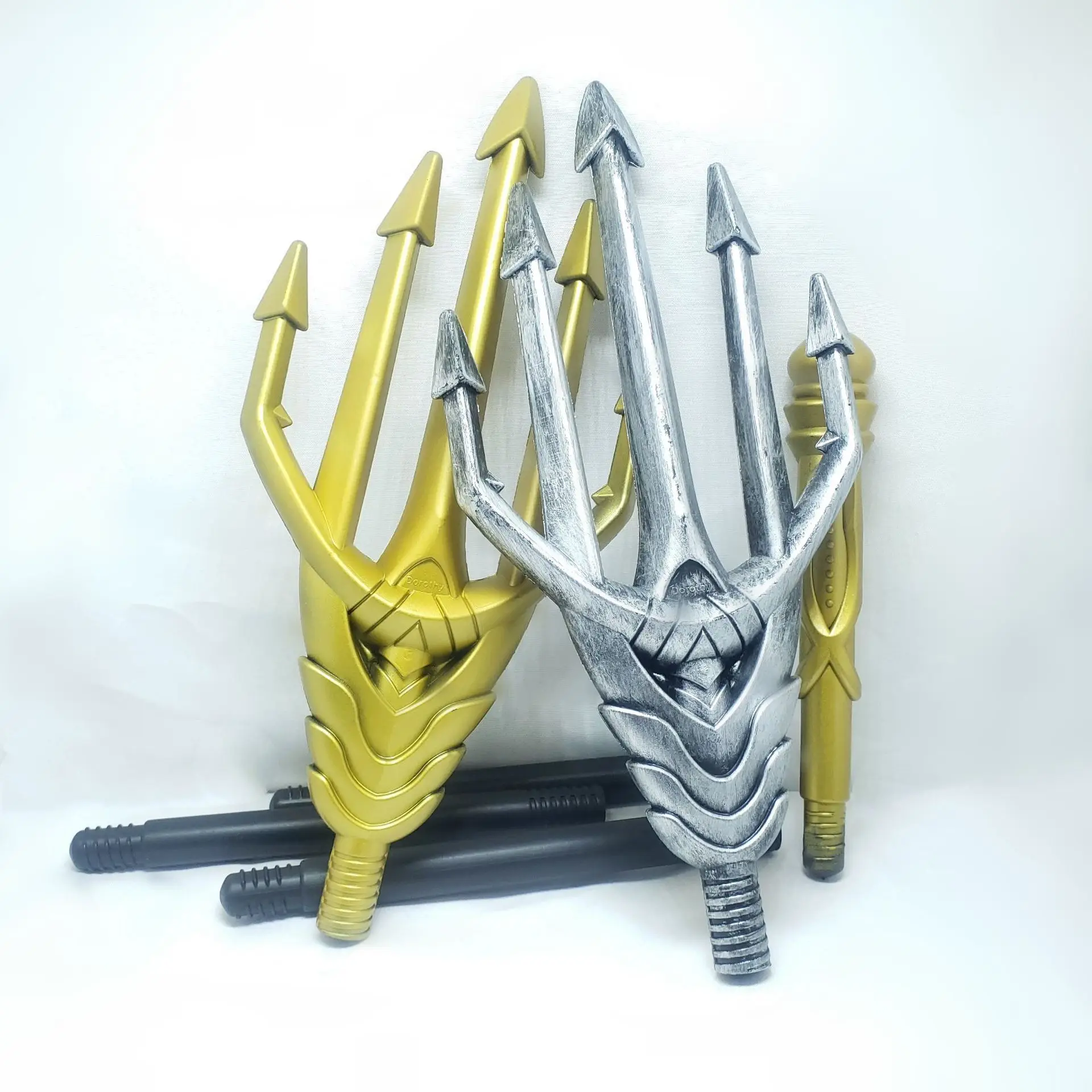 Игрушка супергероя Aquaman Trident of Нептун 165 см золотистого и серебристого цвета