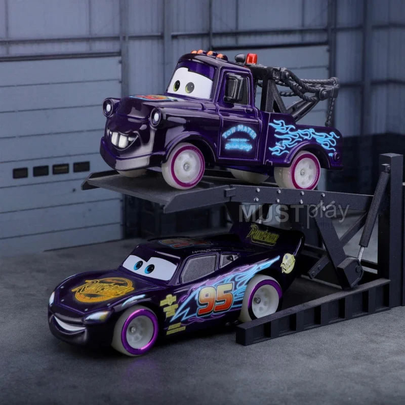 Фото Коллекционная модель автомобиля Takara Tomy Cars 1/64, литая под давлением, 2025 год, памятное издание, 95 Lightning McQueen, светящаяся в темноте, подарок №2
