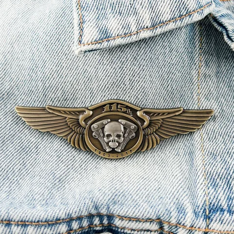 Металлическая брошь череп с крыльями