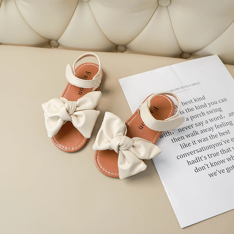 Сандалии для девочек модные классические мягкие с бантом принцесс летние туфли