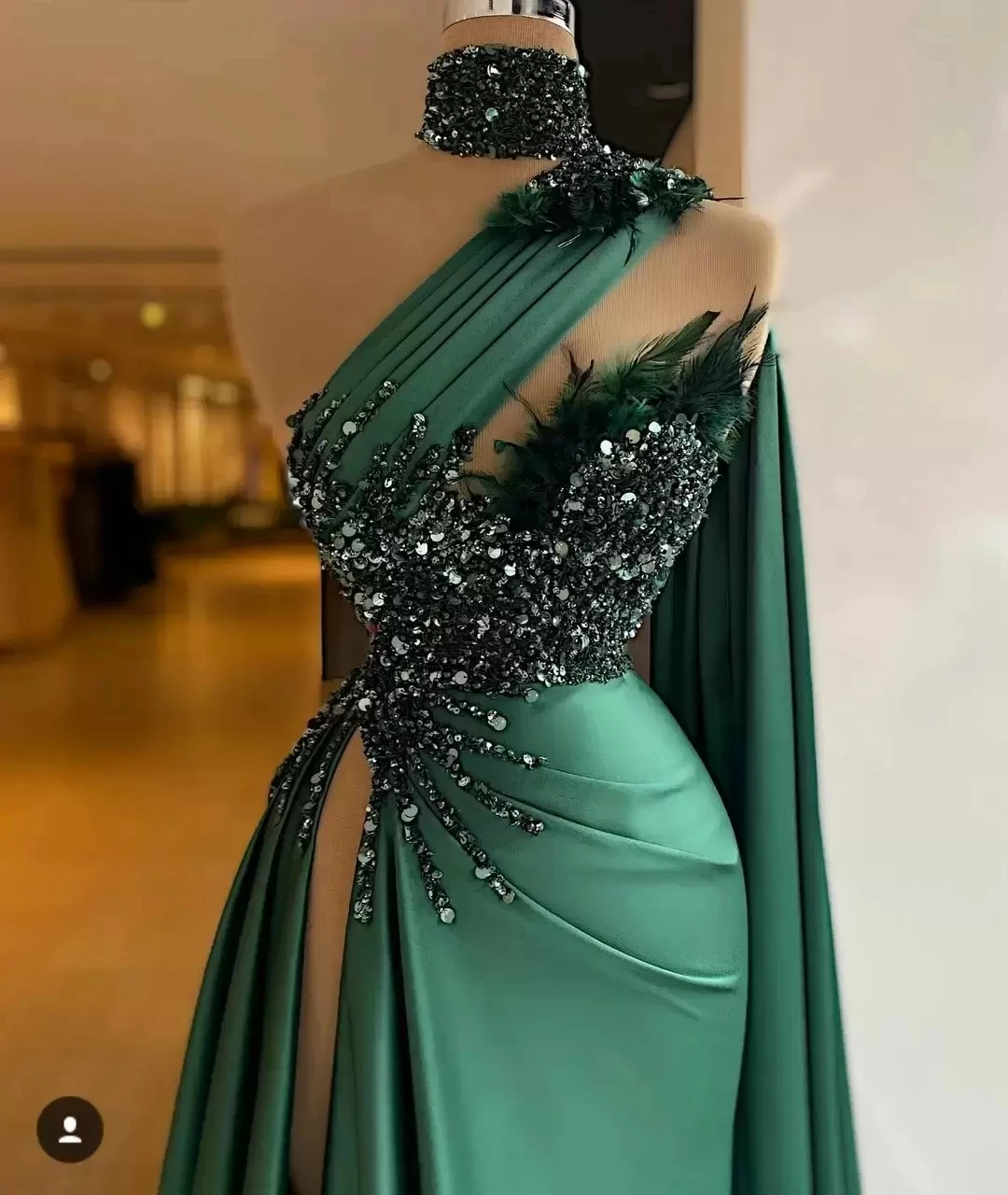 Бирюзовые вечерние платья а-силуэта на одно плечо с блестками и разрезом из