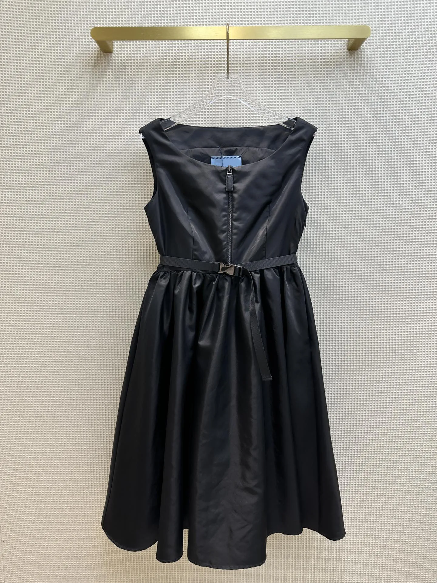 

Новое платье без рукавов для весны и лета