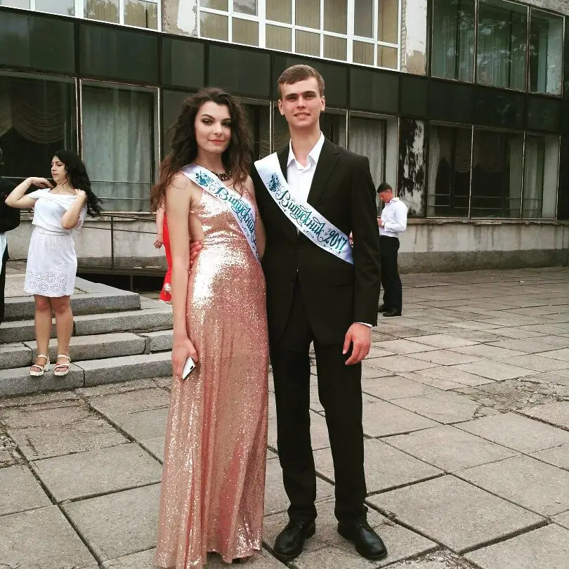 Блестящее женское длинное платье с блестками в пол открытой спиной и золотыми