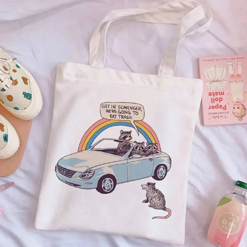 

Сумка-тоут женская холщовая с принтом и надписью енота