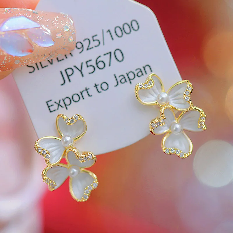 

Delicate Clover Petals Earrings Zircon Cream Style Temperament Compact Sweet Ear Stud Mosquito Coil Ear Clip Women's Jewelry