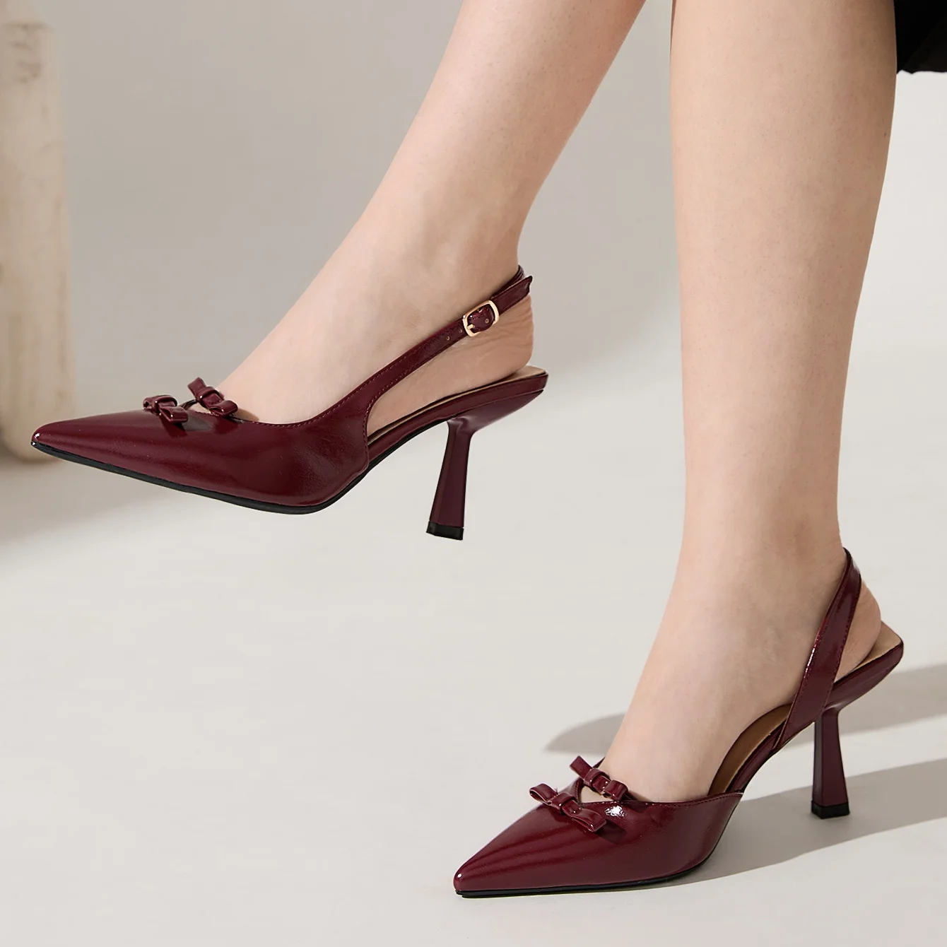 Летние женские модные босоножки на высоком каблуке с острым носком и пряжкой