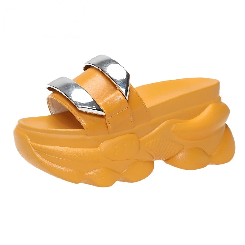 Летние женские шлепанцы пляжная обувь 2021 женская на средней танкетке тапочки