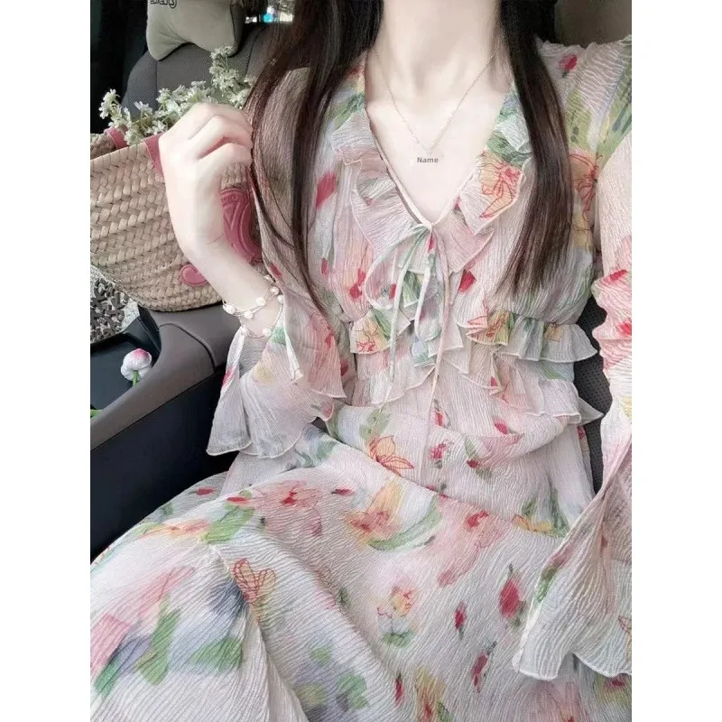 Шифоновое платье с v-образным вырезом во французском стиле и длинными рукавами