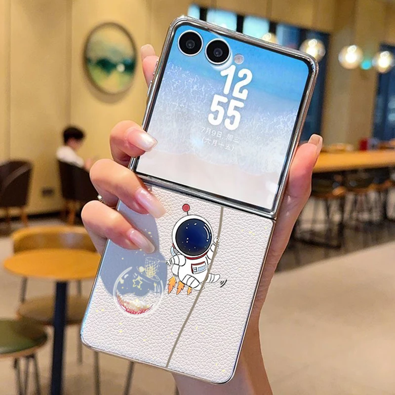 Фото Чехол для телефона из искусственной кожи с рисунком космонавта для Samsung Galaxy Z Flip7 FE Flip6 Flip 7 6 5 5G, твердая задняя крышка с серебряной рамкой №1
