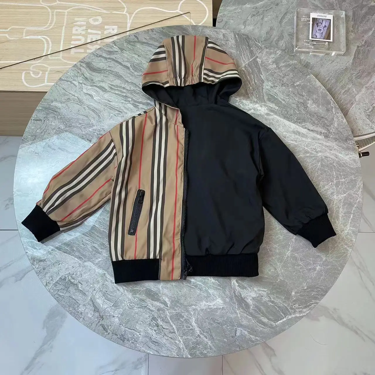 

Дизайнерская детская одежда, новинка 2022, модное крутое Полосатое пальто с капюшоном для мальчиков на раннюю осень