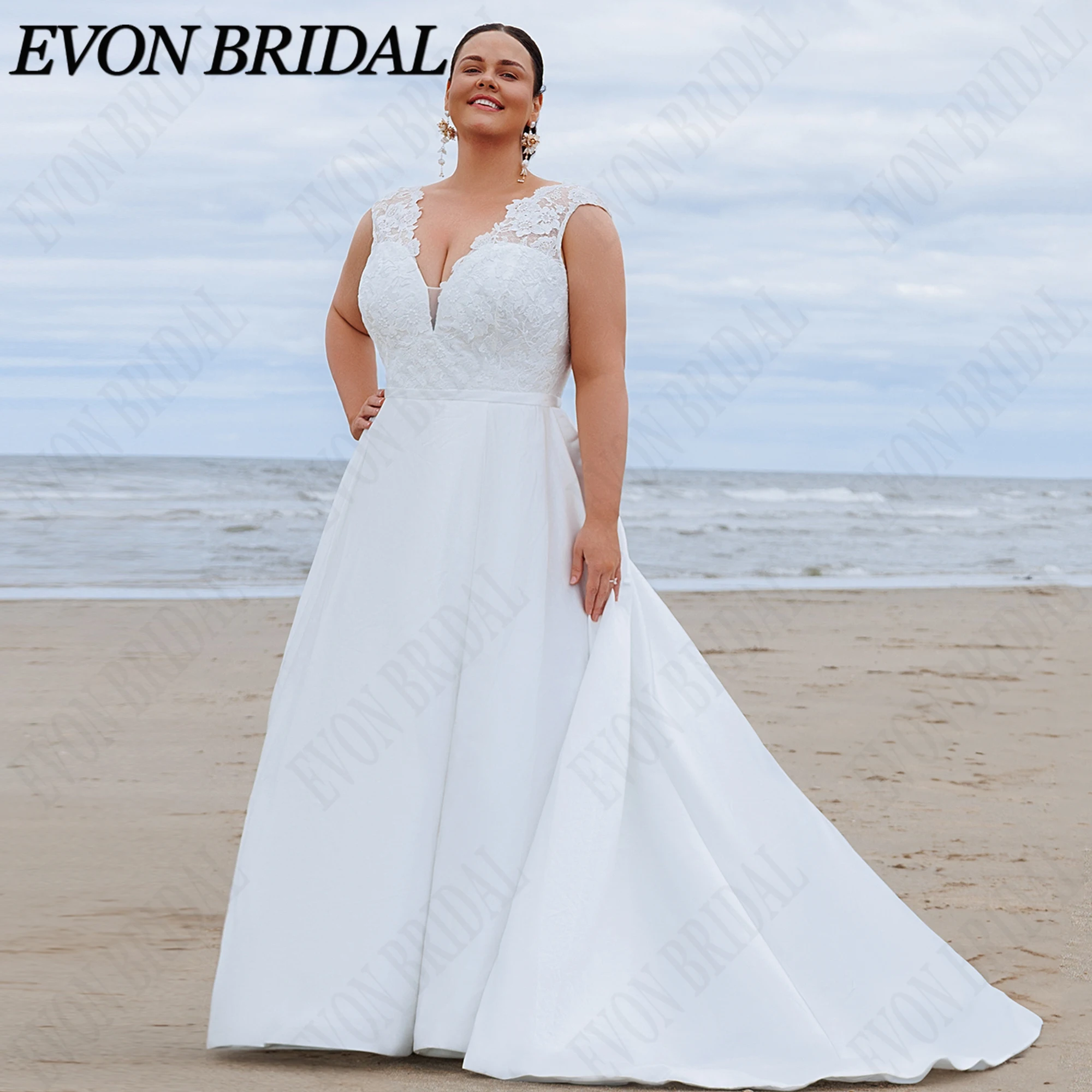 Фото EVON BRIDAL Свадебное Платье Большие Размеры Тонкие Бретельки Кружевные Аппликации Атлас Классический А-силуэт Спина В Пол Шлейф На Заказ Для Пышных Женщин Свадьба Церковь Элегантное Праздник №3