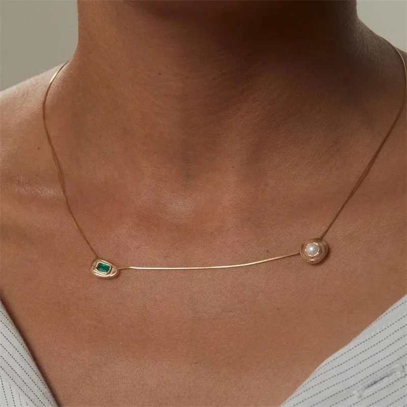 

2022 Autumn New Retro Simple Snake Bone Emerald And Pearl Pendant Clavicle Chain Female Ins Exquisite Fashion Jewelry