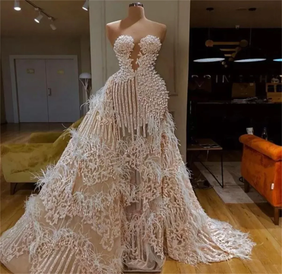 Великолепное вечернее платье со съемным шлейфом