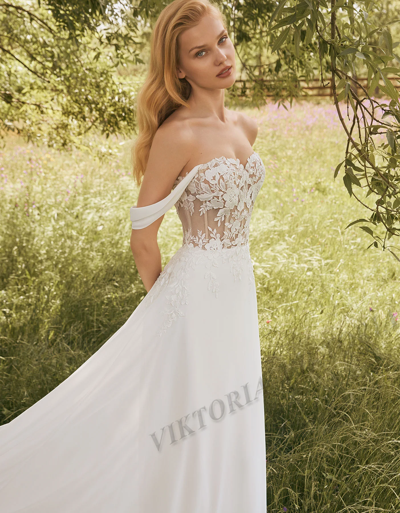 Шифоновое платье с открытыми плечами и пуговицами аппликацией