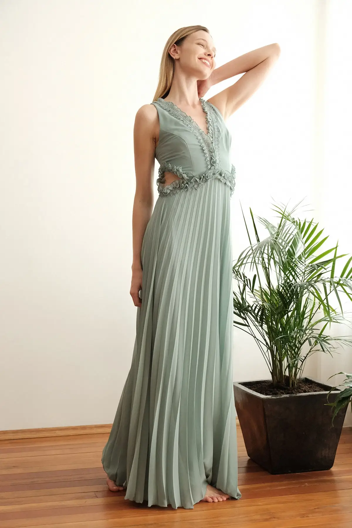

Trendyol Collar Detail Evening Dress & Prom Gown TPRSS20AE0144