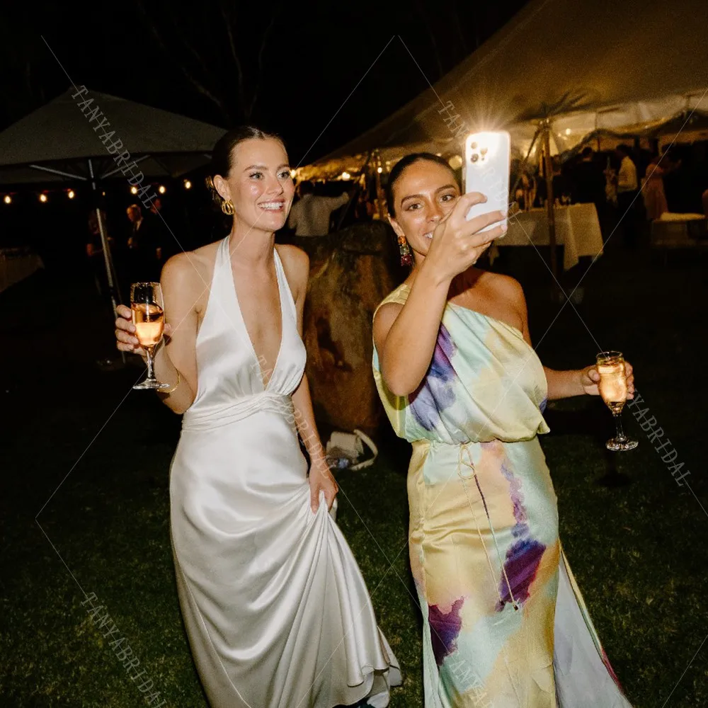 Мягкое атласное свадебное платье с глубоким V-образным вырезом и открытой спиной