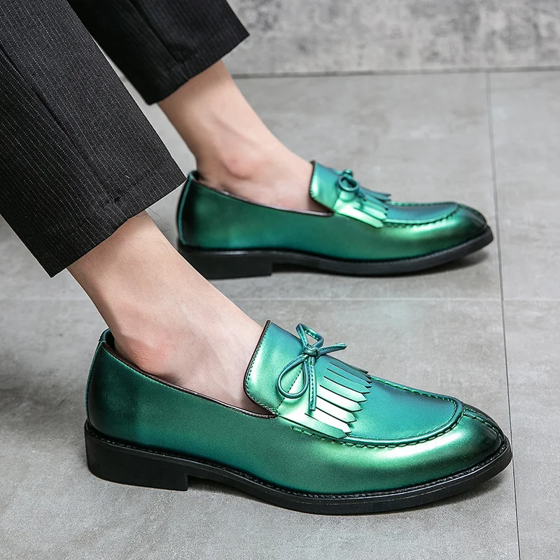 Scarpe eleganti da uomo verdi alla moda in stile britannico scarpe in pelle a punta 48 di grandi dimensioni scarpe Casual da uomo con tacco basso mocassini da uomo