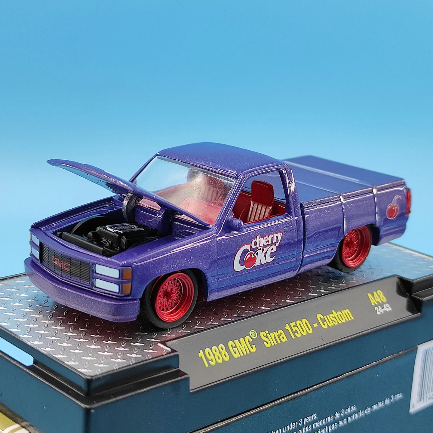 Фото Модель автомобиля GMC Sierra 1500-Custom 1988 года, масштаб 1:64, литая под давлением, из сплава металлов №2