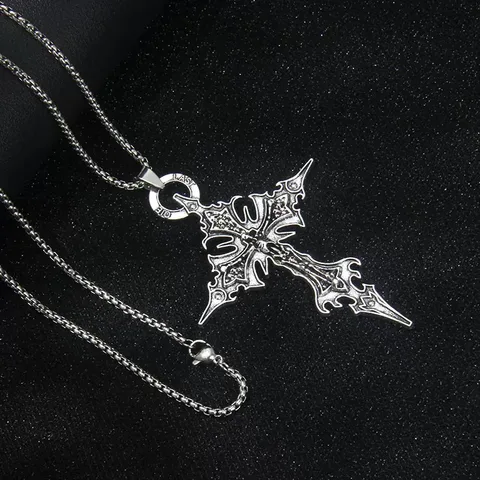 Готическое распятие с черепом, кулон