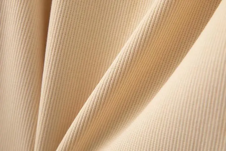 Укороченный топ в рубчик с Вышивкой Букв женский летний сексуальный бежевый