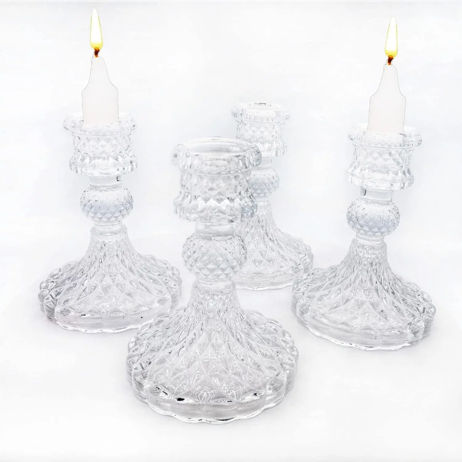 

ce set de 4 bougeoirs est fabriqué verre de haute qualité. Utilisés dans la salle à manger et à l'église ils sont un